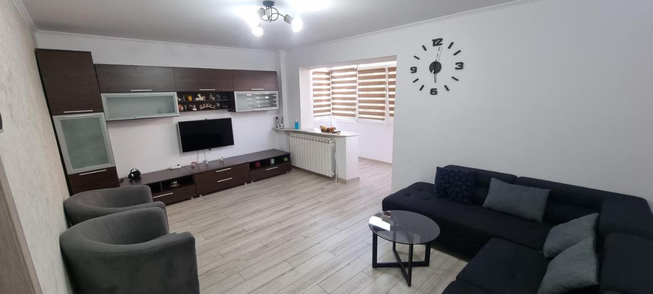 Ilona Apartament 3 Camere Râmnicu Vâlcea Buitenkant foto